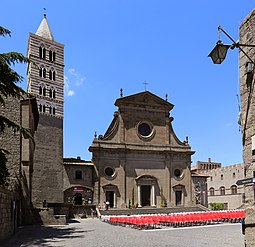 Duomo di viterbo, esterno 01.jpg