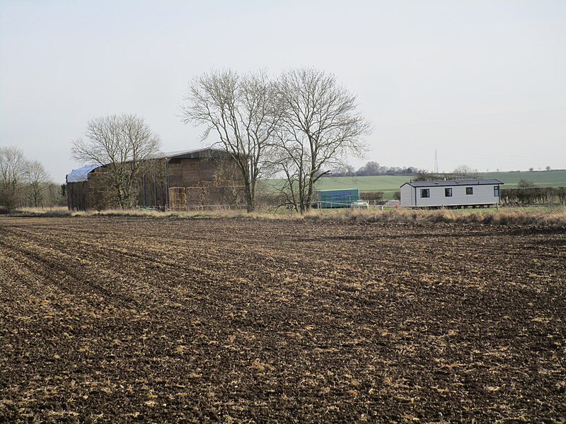 File:Dutch barn and mobile home - geograph.org.uk - 4412584.jpg