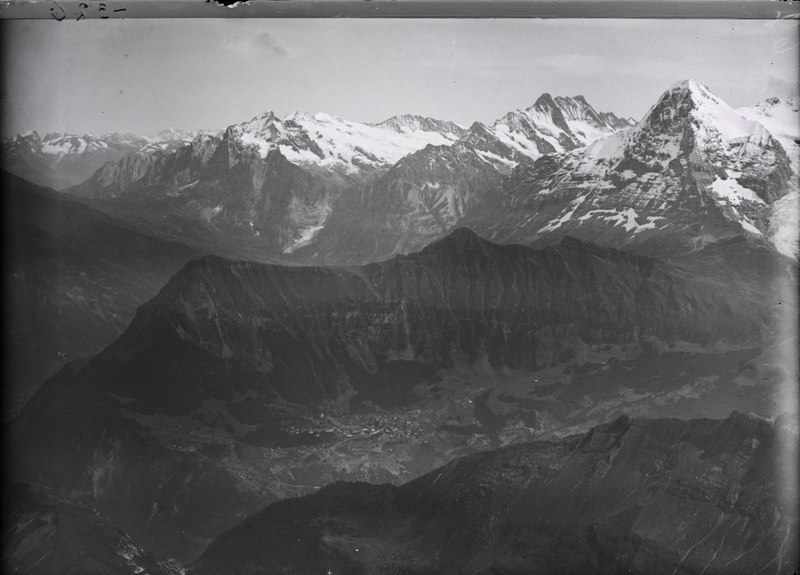 File:ETH-BIB-Wengen, Männlichen, Wetterhorn, Eiger v. W. aus 3000 m-Inlandflüge-LBS MH01-004326.tif