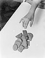 Een hand pakt een biscuitje van Verkade, Bestanddeelnr 252-0482.jpg