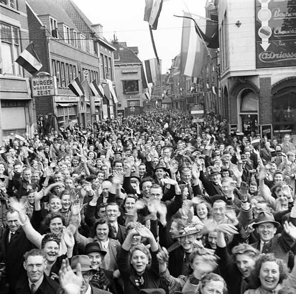File:Een uitzinnige menigte verwelkomt de Canadese bevrijders in Utrecht - An ecstatic crowd in Utrecht welcomes the Canadian liberators (4502667274).jpg
