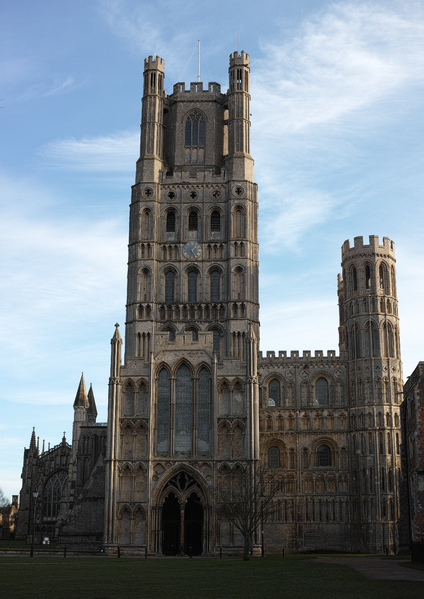 File:Ely Cathedral seen from Palace Green.png