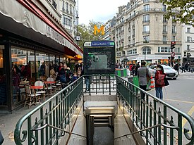 Entrée İstasyonu Metro Ledru Rollin Paris 4.jpg