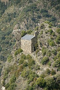 Le côté nord est adossé à la falaise