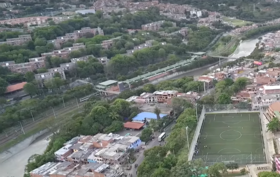 La stazione nel 2016, lungo il Río Medellín.