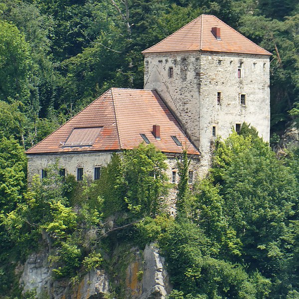 File:Esternberg, Burg Krempelstein v SW, 8.jpeg