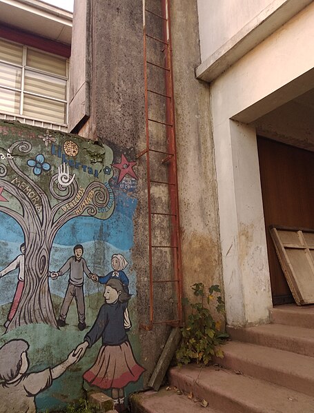 File:Estructura en la casa de memoria en Valdivia.jpg