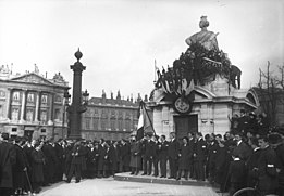 Étudiants à la statue de Strasbourg (1913).