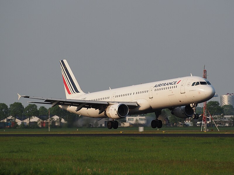 File:F-GMZE Air France Airbus A321-111 landing at Schiphol (EHAM-AMS) runway 18R pic3.JPG