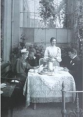 La famille Becker dont les parents, Carl Woldemar Becker et Mathilde Becker, née de Bültzingslöwen, sont assis dans le jardin d'hiver dans la Schwachhauser Chaussée 23.