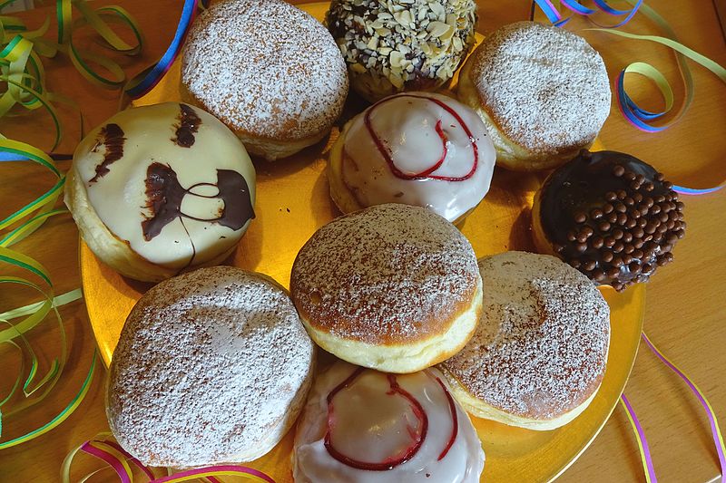 File:Faschingskrapfen gemischt Bäckerei Kreuzer.JPG