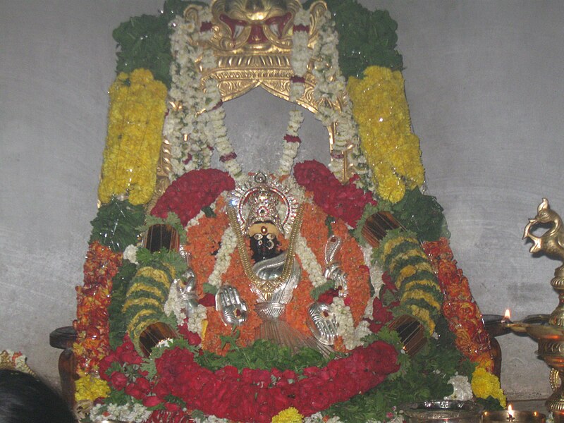 File:Flower display at Sri gundankailasagiri parvatiparamesvara Temple.jpg