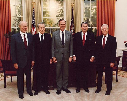 （从左到右：福特、尼克松、老布什、里根和卡特在里根总统图书馆开幕式上的合影（1991年））