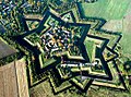 Fortaleza Bourtange, nos Países Baixos, con varios fosos inundábeis.