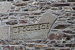 Vestiges du Collège dans la cour de la chapelle.