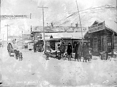 Front St, Dawson, Yukon Bölgesi, 1898 civarı (HEGG 260) .jpeg
