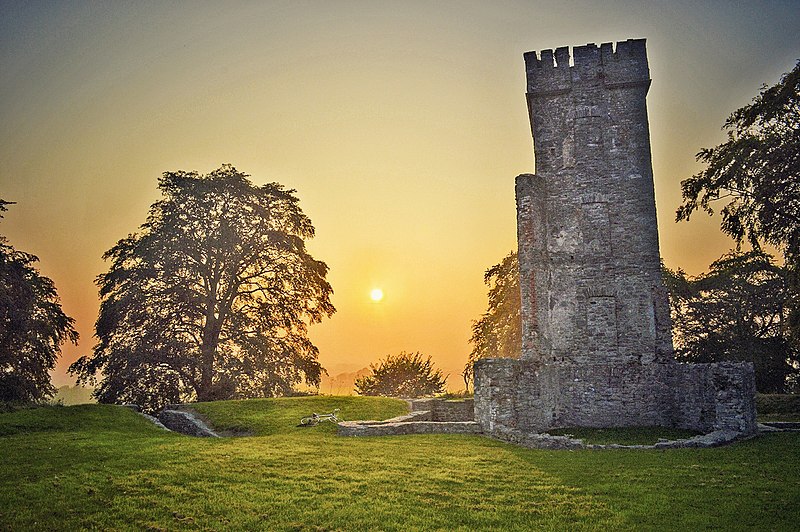 File:Front of the castle at sunset.jpg