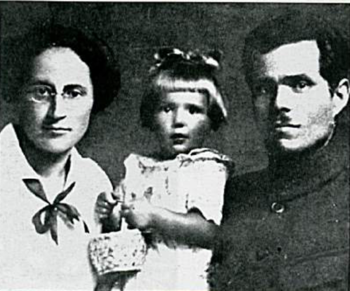 File:Galina Kouzmenko Makhno et leur fille.png