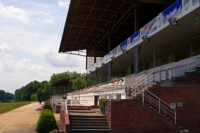 File:Galopprennbahn Hoppegarten Haupttribüne.jpg