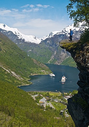 Lo vilatge de Geiranger, dins lo Geirangerfjorden, Norvègia.