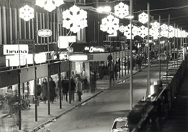 Straat met feestverlichting in 1976