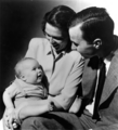 1947年両親に抱かれたＷブッシュ大統領