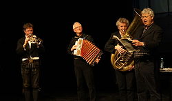 D Biermösl Blosn un dè Gerhard Polt 2010 im Münchner Volkstheater