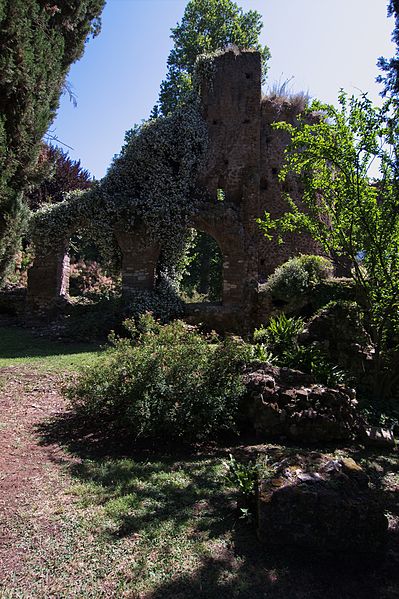 File:Giardino di Ninfa, rudere di abitazione medievale all'interno del giardino.jpg