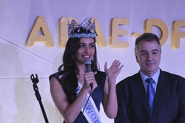 Henrique Fontes with Miss World 2017, Manushi Chhillar, in Brasília.
