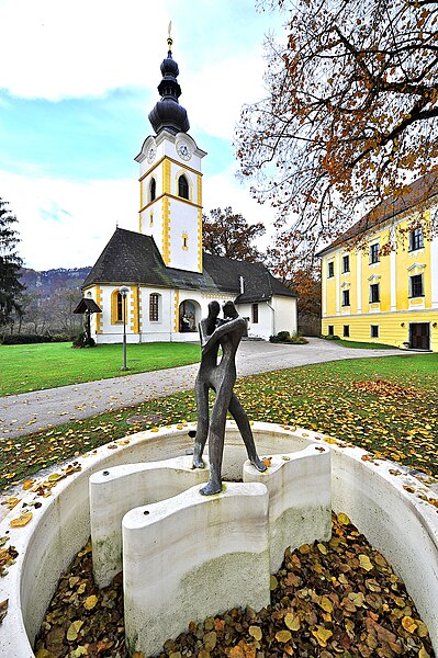 File:Grafenstein Krkoška-Brunnen vor der Pfarrkirche hl. Stefan 05112011 122.jpg
