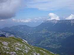 La vallée des Entremonts vue depuis le Grand Som au sud avec le col du Granier au centre et le mont Granier à droite.