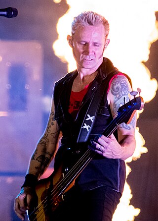 <span class="mw-page-title-main">Mike Dirnt</span> American rock musician (born 1972)