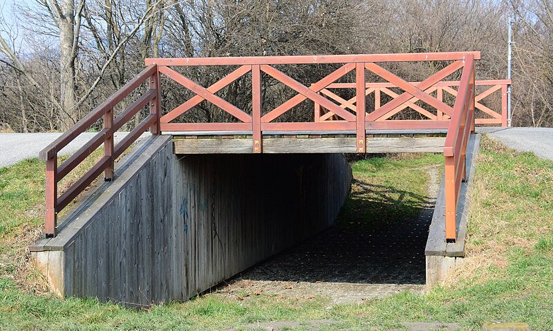 File:GuentherZ 2015-03-07 (10) Wien21 Donauinsel BMX-Bahn-Tunnel.JPG