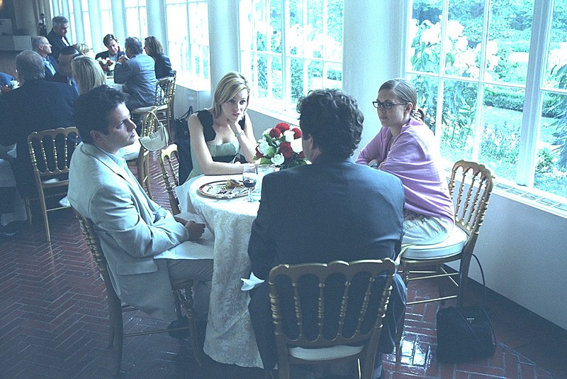 File:Guests, Including Actor Elizabeth Banks and Her Husband, Max Handelman, Attend a Dinner in Honor of the Screening of "Seabiscuit" at the White House.jpg