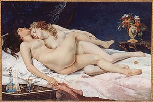 دو زن برهنه دراز کشیده روی یک تخت به صورتی که پای یکی روی دیگری است