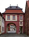 Göllheim, Dreisener Tor, Feldseite; zierlicher Mansardwalmdachbau, Spätrokoko, bezeichnet 1781, Architekt Johann Jost Sebastian, Dreisen; 1781 als Teil der ehemaligen Göllheimer Ortsbefestigung, anstelle der mittelalterlichen Rosenthaler Pfordt (Unterste Pfordt) errichtet. Ursprünglich Erhebungsstelle für den Wegezoll. Seit 1798als Arresthaus des Kantonsund später als Wohnraum genutzt. 1974 durch LKW Unfall schwer beschädigt und wieder aufgebaut.