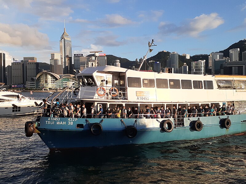 File:HK TST 尖沙咀 Tsim Sha Tsui 梳士巴利花園 Salisbury Garden public piers 維多利亞港 Victoria Harbour 黃昏 evening June 2020 SS2 15.jpg