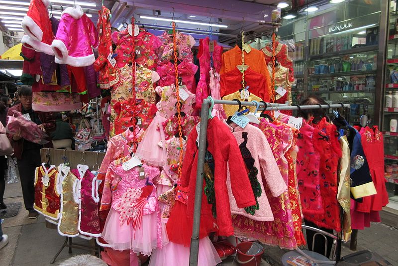 File:HK WC 灣仔街市 Wan Chai Market 太原街 Tai Yuen Street red clothing children Jan 2017 IX1.jpg