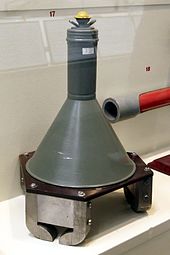 Photographie d'une grenade antichar, de forme conique, dans un musée.