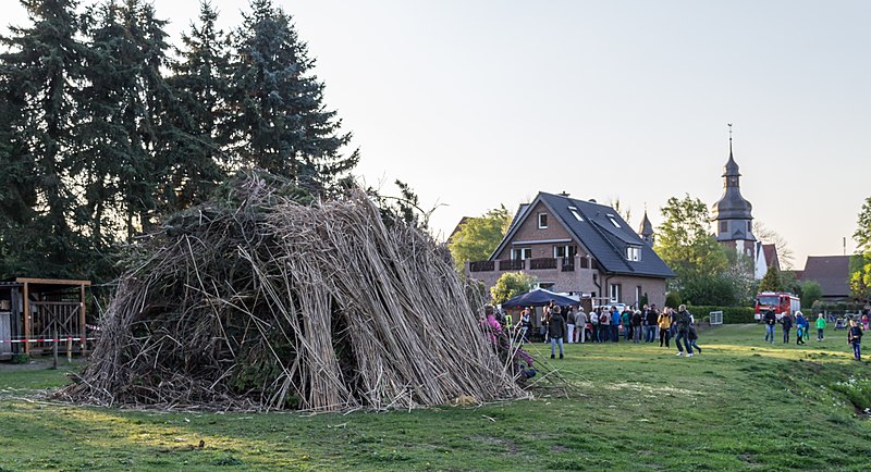 File:Hausdülmen, Osterfeuer -- 2014 -- 7837.jpg