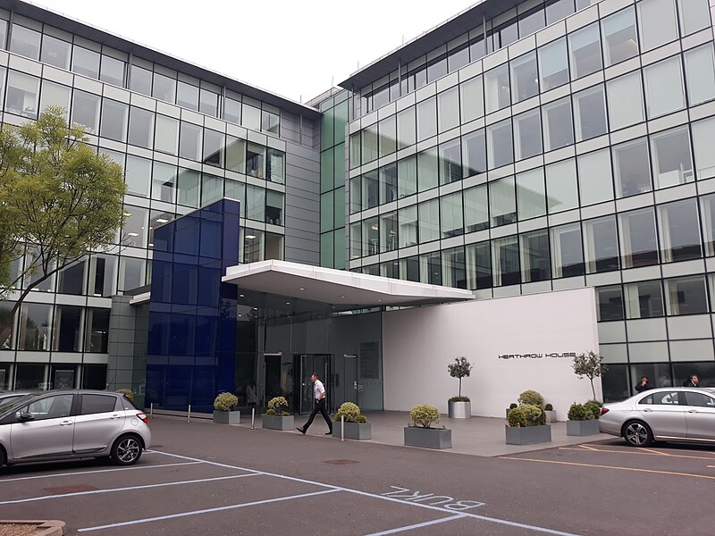 File:Heathrow House in Hounslow, headquarters of several companies.jpg