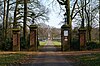 Kasteel Heeze: Toegangshek nabij de duiventoren