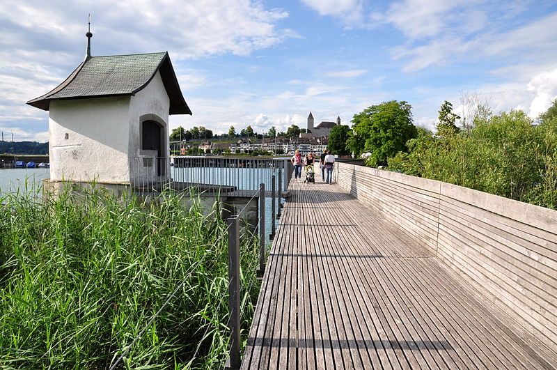 File:Heilighüsli - Rapperswil Schloss - Holzbrücke 2011-06-14 18-01-06.JPG