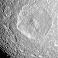 Vista da Cassini do cráter, que amosa a variación de albedo da parede do cráter no cuadrante esquerdo inferior.