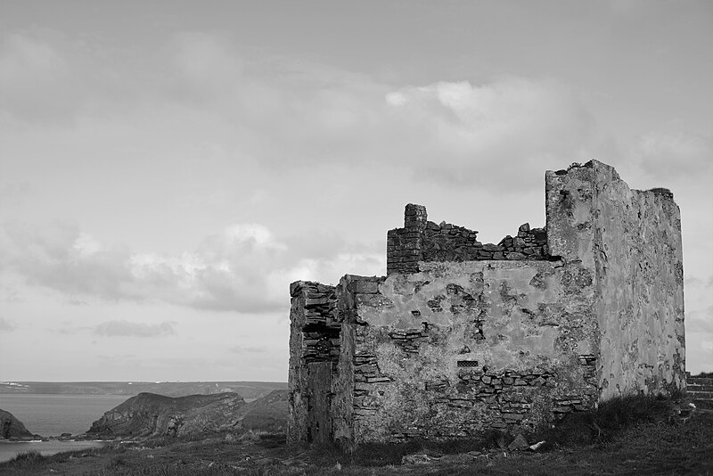 File:Hillfort ruin at Castles Bay , Pembrokeshire.jpg