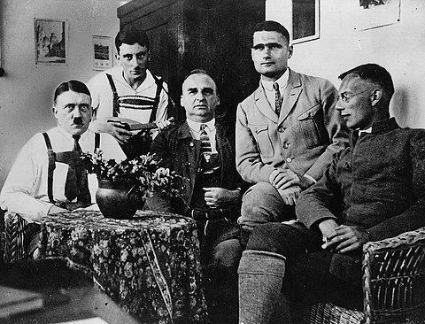 Les principaux putschistes internés à la prison de Landsberg en 1924. De gauche à droite : Adolf Hitler, Emil Maurice, Hermann Kriebel, Rudolf Hess ainsi que Friedrich Weber.