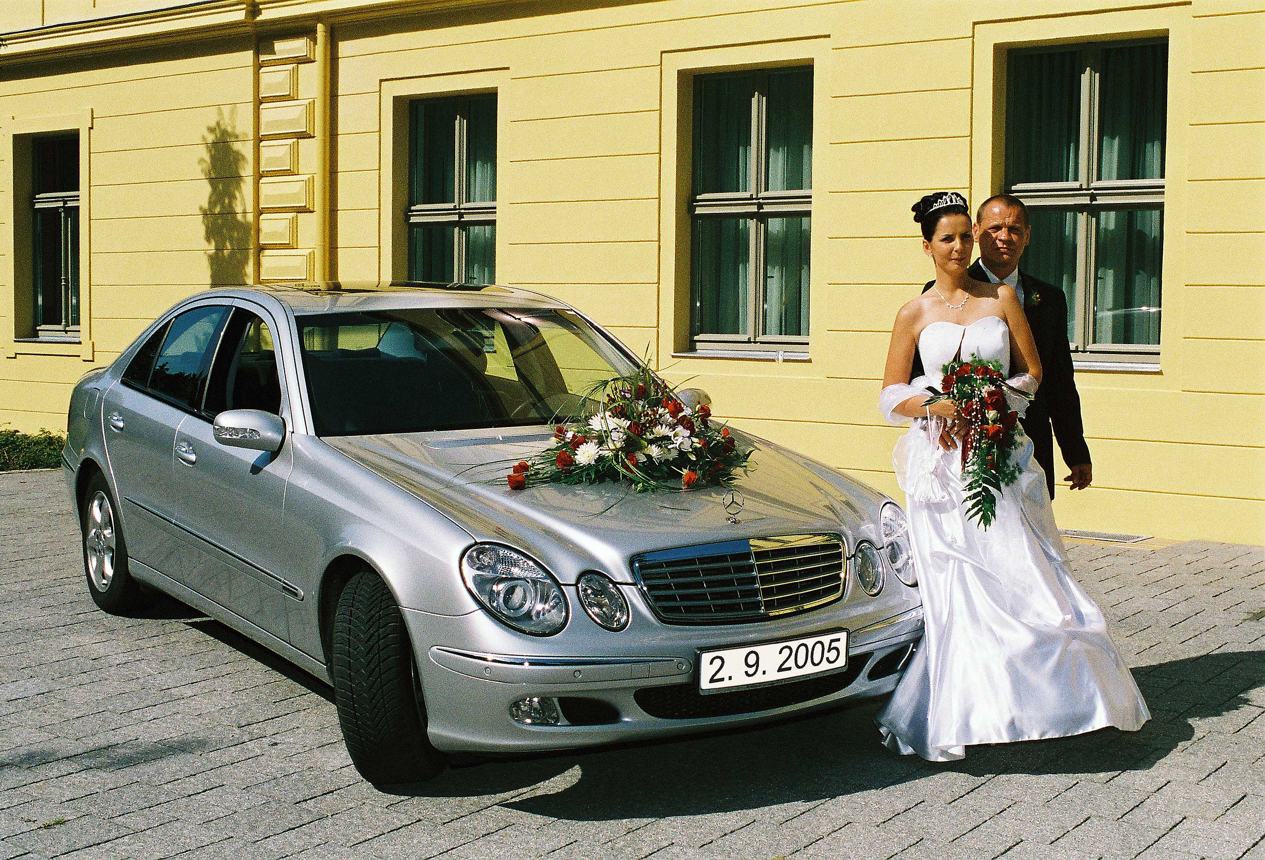 https://upload.wikimedia.org/wikipedia/commons/thumb/6/6c/Hochzeit-auto.jpg/2560px-Hochzeit-auto.jpg