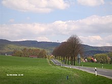 Blick von Mielenhausen nordostwärts entlang der Bundesstraße 3 über Häuser von Scheden hinweg zum Hohen Hagen