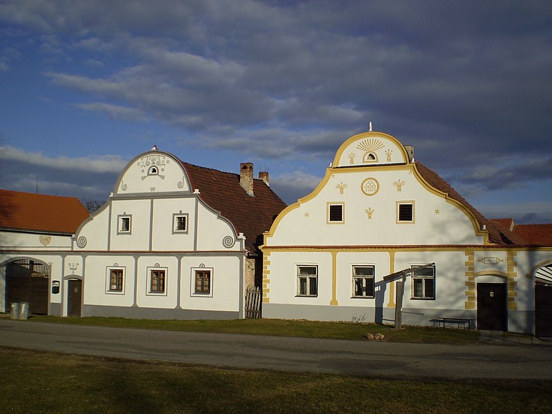 File:Holašovice - náves.jpg