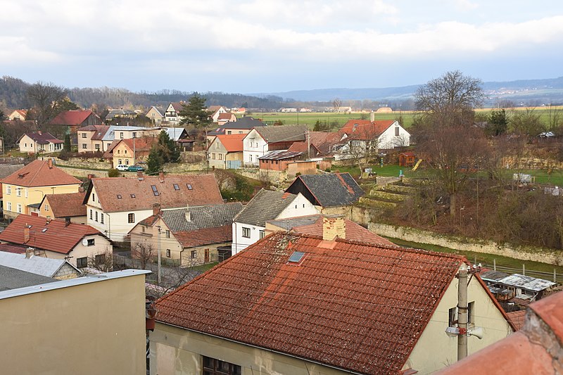 File:Hroubovice-ze-střechy-domu-čp.134-2017f.jpg